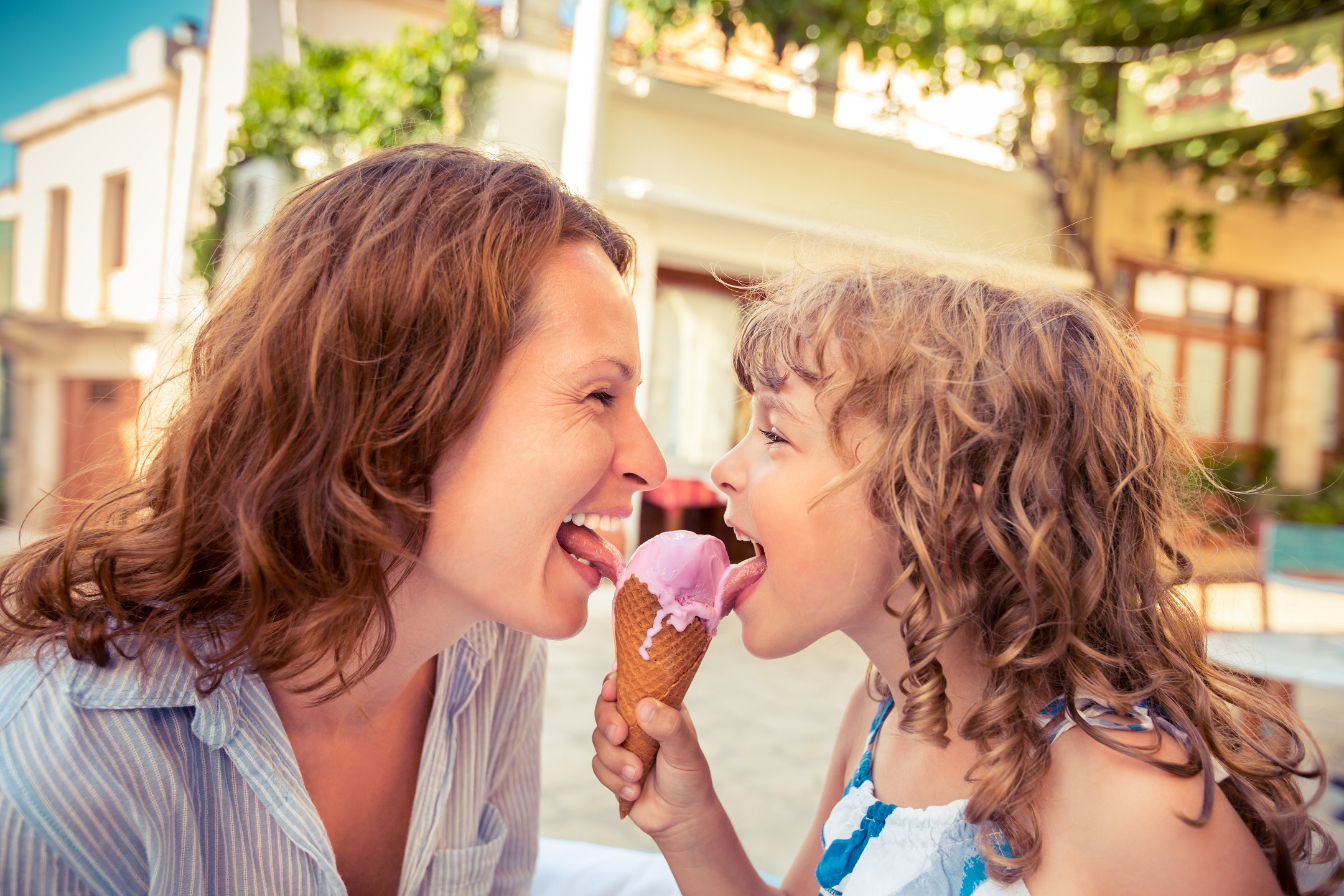 Полизать маленькой девочке. Дети едят мороженое. Мороженое для детей. Девочка и мороженое. Ребенок с мороженым.